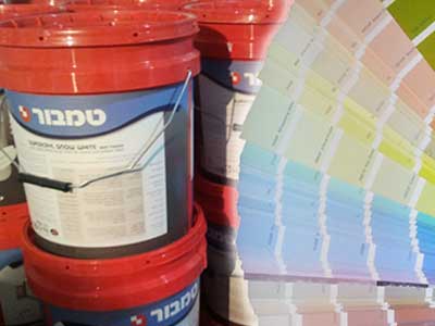 דליי צבע אדומים של טמבור עם תוויות בעברית, ולצידם מניפת גוונים צבעונית של דוגמיות צבע